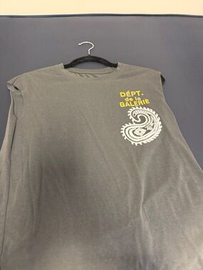 Unisex DÉPT. de la GALERIE Graphic Tee in Charcoal with Yellow Print